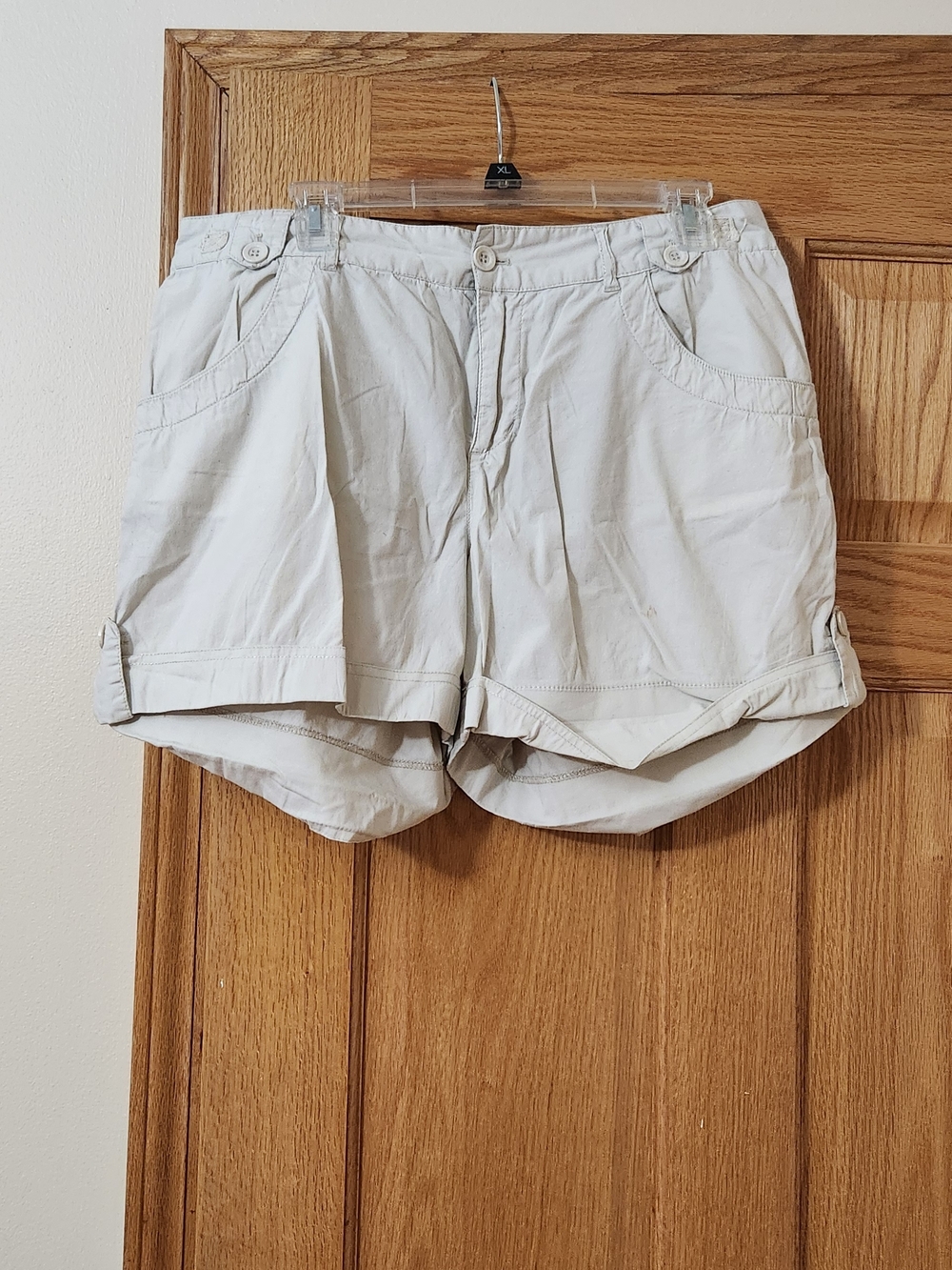 Andrea Jovine Light Cream Roll-Cuff Casual Shorts
